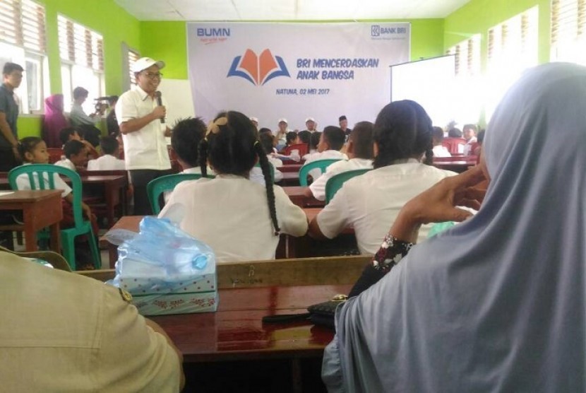 Kepala Divisi Transaction Banking BRI Ahmad Solichin Lutfiyanto sedang mengajar siswa SDN 08 Sebala, Kabupaten Natuna, Kepulauan Riau, Selasa (2/5).