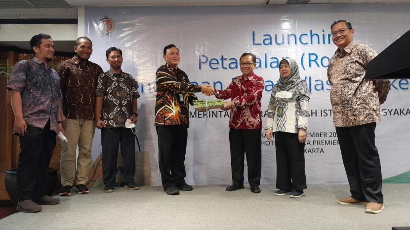 Kepala DLHK DIY, Kuncoro Cahyo Aji (kanan) memberikan buku Roadmap PBJ Berkelanjutan di DIY kepada Ketua Tim Penyusun Roadmap PBJ Berkelanjutan DIY, Yudi Ismono (kiri) di Santika Hotel Premiere, Kota Yogyakarta, Kamis (15/12).