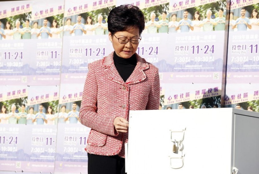 Kepala Eksekutif Hong Kong Carrie Lam memberikan suaranya  dalam Pemilu di Hong Kong pada Ahad (24/11). 