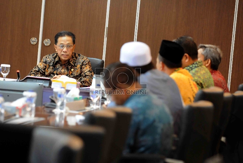 Kepala Eksekutif Pengawas Industri Keuangan Non Bank (IKNB) OJK Firdaus Djaelani memimpin rapat dengan Direksi BPJS Kesehatan, pengurus MUI, Dewan Jaminan Sosial Nasional dan OJK di Gedung Menara Merdeka, Jakarta, Selasa (4/8). 