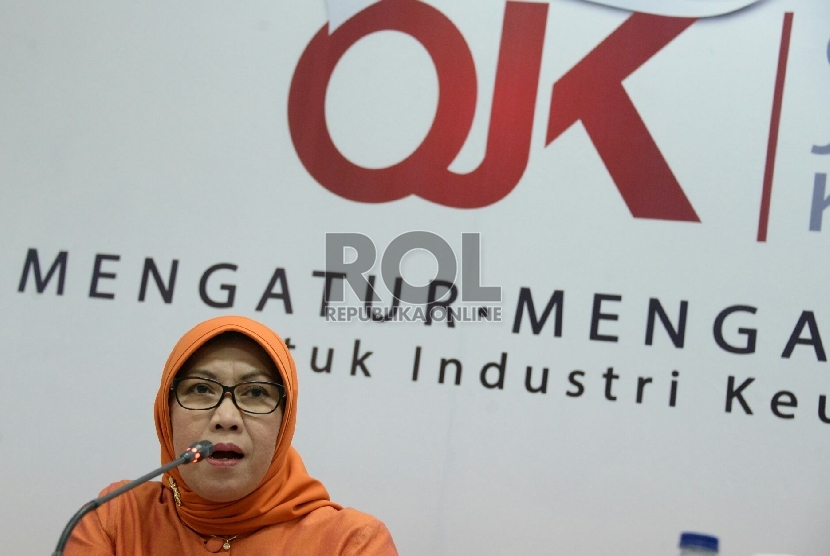 Kepala Eksekutif Pengawas Pasar Modal OJK Nurhaida saat press conference pemerbitan daftar efek syariah (DES) periode I Tahun 2015 di Jakarta, Senin (25/5).