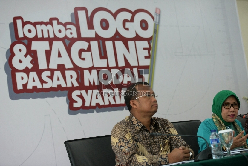 Kepala Eksekutif Pengawas Pasar Modal Otoritas Jasa Keuangan (OJK) Nurhaida (kanan) didampingi Komisioner Pengawas Pasar Modal OJK Sarjito (kiri) memaparkan pencanangan program Tahun Pasar Modal Syariah di Jakarta, Selasa (10/2).(Republika/Prayogi)