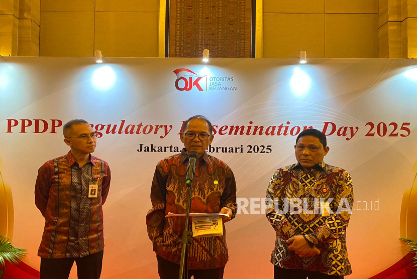 Kepala Eksekutif Pengawas Perasuransian, Penjaminan dan Dana Pensiun Otoritas Jasa Keuangan (PPDP OJK), Ogi Prastomiyono (tengah) dalam konferensi pers OJK PPDP Regulatory Dissemination Day 2025 di kawasan Jakarta Pusat, Senin (3/2/2025). 