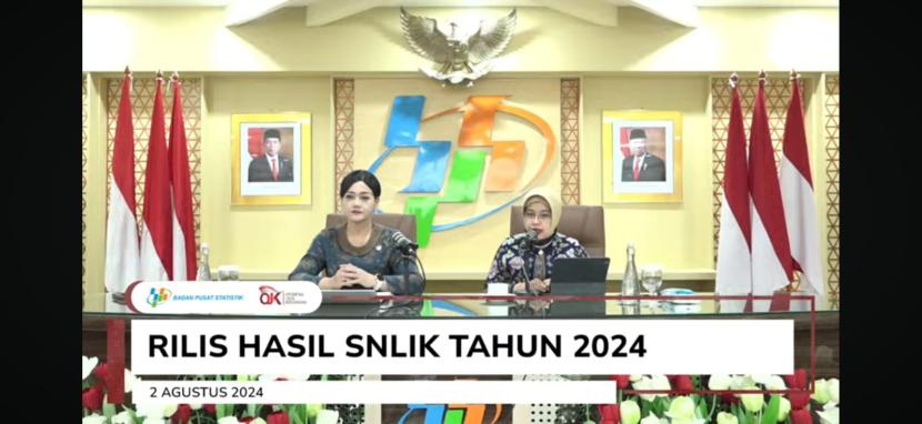 Kepala Eksekutif Pengawas Perilaku Pelaku Usaha Jasa Keuangan, Edukasi, dan Pelindungan Konsumen OJK Friderica Widyasari Dewi dan Pelaksana Tugas Kepala BPS Amalia A Widyasanti dalam konferensi pers Hasil SNLIK Tahun 2024, Jumat (2/8/2024).