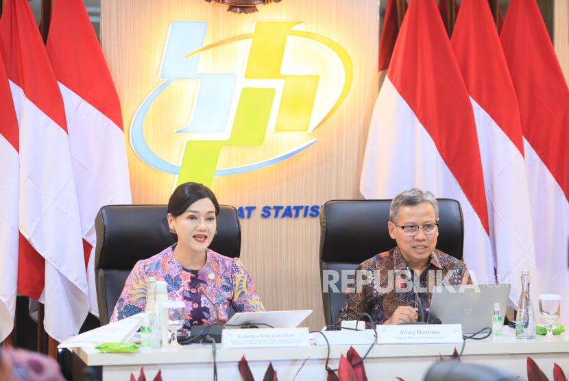 Kepala Eksekutif Pengawas Perilaku Pelaku Usaha Jasa Keuangan, Perlindungan Konsumen, dan Edukasi Otoritas Jasa Keuangan (OJK) Frederica Widyasari Dewi dan Deputi Bidang Statistik Sosial Badan Pusat Statistik (BPS) Ateng Hartono.