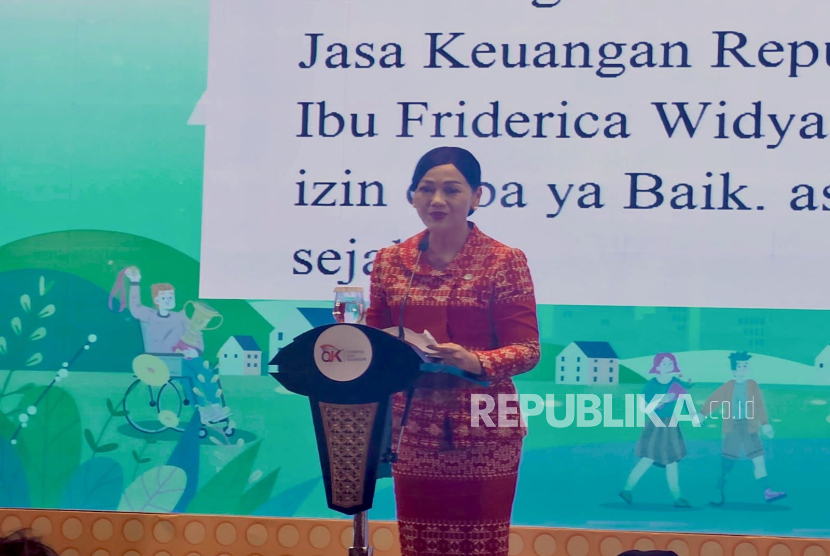Kepala Eksekutif Pengawas Perilaku PUJK, Edukasi, dan Pelindungan Konsumen OJK, Friderica Widyasari Dewi saat memberikan sambutan dalam peringatan Hari Disabilitas Internasional 2025 di Jakarta, Senin (8/12/2025).  M