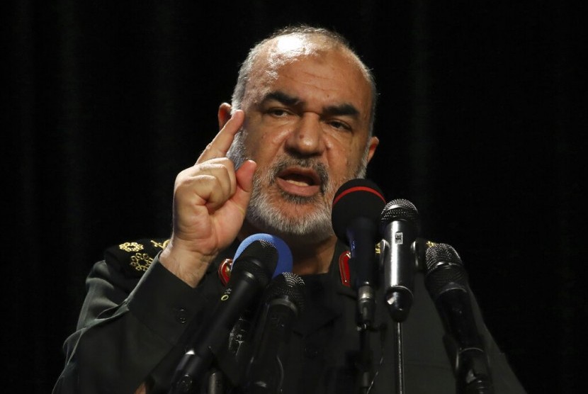 Kepala Garda Revolusi Iran Jenderal Hossein Salami berbicara dalam acara yang memamerkan puing drone AS yang ditembak jatuh oleh Garda di Selat Hormuz pada Juni, di Teheran, Iran, Sabtu (21/9).