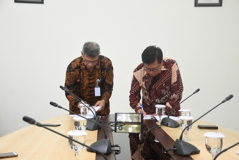 Kepala Istana Kepresidenan Cipanas, Mustafa Alatas dan Wakil Rektor Bidang Kerja Sama dan Sistem Informasi IPB, Dodik Ridho Nurrochmat menandatangani kerja sama.