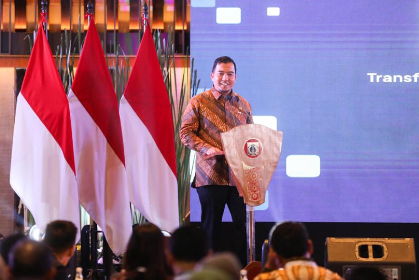 Kepala Jakarta Smart City sedang memberi sambutan.