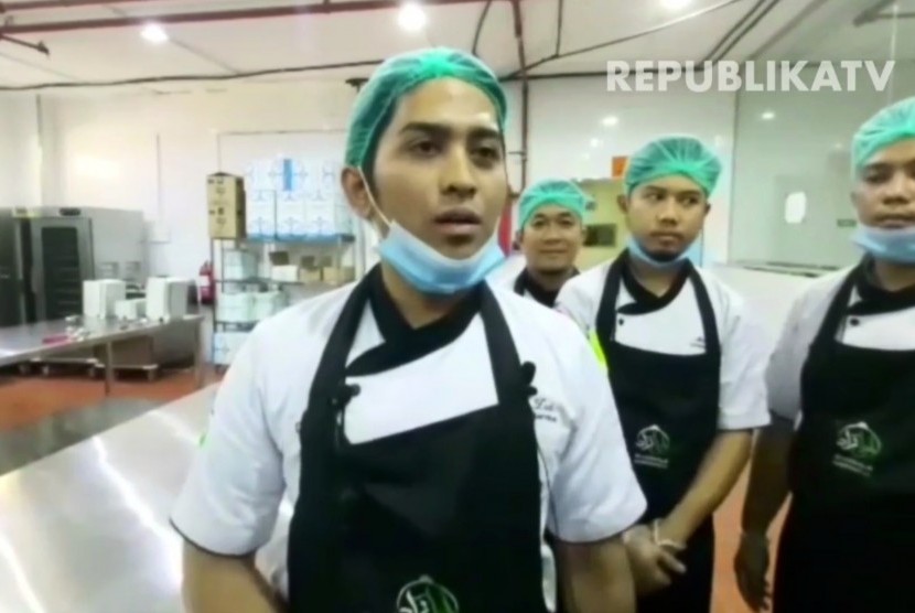 Kepala juru masak asal Indonesia, Muhammad David Ramadhon (Kiri)