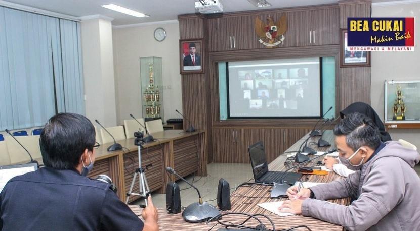 Kepala Kantor Bea Cukai Bandung, Dwiyono Widodo, dalam pelaksanaan asistensi tim agen fasilitas Bea Cukai Bandung kepada pengusaha tempat penimbunan berikat (TPB), Rabu (13/5) lalu.