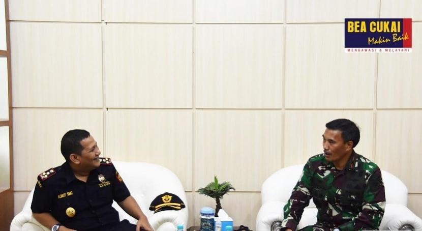 Kepala Kantor Bea Cukai Jayapura, Albert Simorangkir melakukan kunjungan ke Komandan Lantamal X Koarmada III Jayapura, Laksamana Pertama TNI Yeheskiel Katiandagho, pada Senin (31/8) lalu.