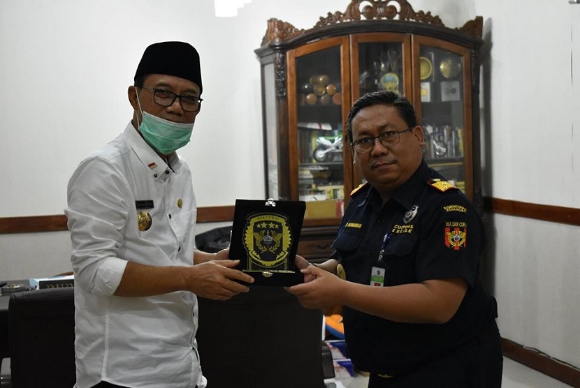 Kepala Kantor Bea Cukai Madiun, Iwan Hermawan (kanan) bertemu dengan Bupati Ngawi dalam rangka kunjungan kerja dan diskusi pelaksanaan tugas di bidang kepabeanan dan cukai, pada Senin (22/06).