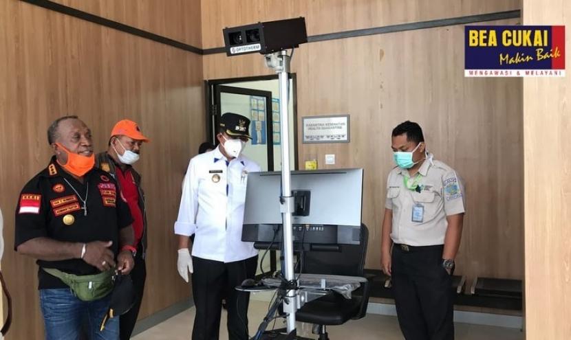 Kepala Kantor Bea Cukai Parepare, Nugroho Wigijarto saat menyambut kunjungan Gubernur Sulawesi Selatan, Nurdin Abdullah di Pelabuhan Nusantara Parepare, Jumat (3/4) lalu.