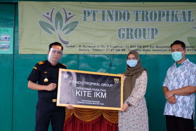 Kepala Kantor Bea Cukai Surakarta, Budi Santoso, menetapkan PT Indo Tropikal Grup sebagai penerima fasilitas kemudahan impor tujuan ekspor (KITE) untuk industri kecil dan menengah (IKM), pada Selasa (01/09) lalu.