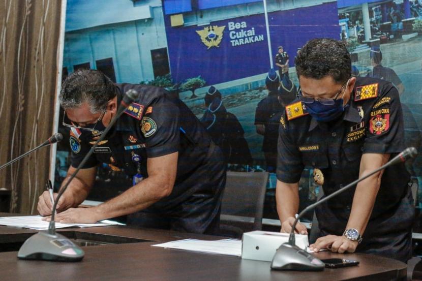 Kepala Kantor Bea Cukai Tarakan, Minhajuddin Napsah dan Kepala Stasiun Pengawasan Sumber Daya Kelautan dan Perikanan (PSDKP) Tarakan, Akhmadon menandatangani nota kesepemahaman, pada Rabu (23/09) di ruang rapat kantor Bea CukaiTarakan. 