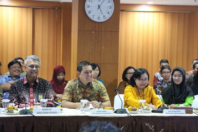 Kepala Kantor Bea Cukai Yogyakarta, Hengky Aritonang menerima kunjungan kerja Komisi XI DPR RI yang dipimpin Wakil Ketua Komisi XI DPR RI, Achmad Hatari. (Bea Cukai)