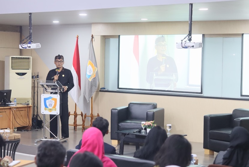 Kepala Kantor Cabang Dinas Pendidikan Wilayah II Provinsi Jawa Barat, Dr. Asep Sudarsono, hadi di Cyber Education sebagai keynote speech.