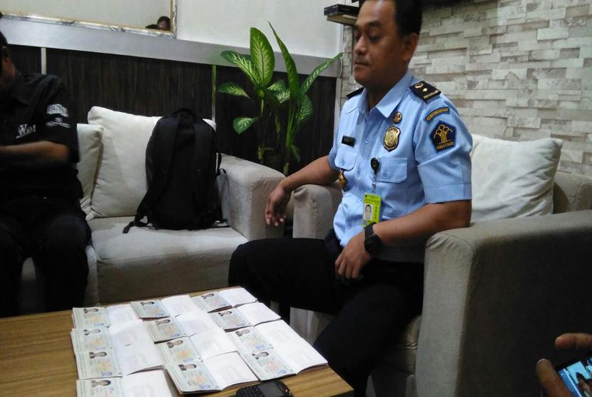 Head of Mataram, West Nusa Tenggara Class I Immigration Office Romi Yudianto showed 12 passport belongs to 12 foreign workers originated from China.
