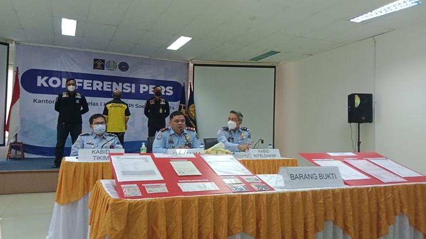 Kepala Kantor Imigrasi Soekarno-Hatta Muhammad Tito Andrianto (tengah) menjelaskan terkait penetapan tersangka seorang WNA yang menggunakan paspor palsu kebangsaan Meksiko dalam konferensi pers di Kantor Imigrasi Soekarno-Hatta, Tangerang, Selasa (12/7/2022). 