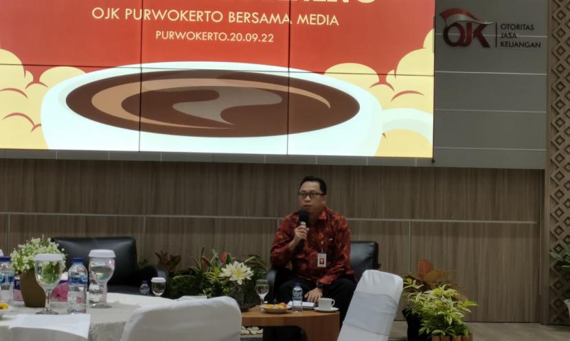 Kepala Kantor OJK Purwokerto, Riwin Mirhadi dalam konferensi pers di Kantor OJK Purwokerto, Selasa (20/9/22). 