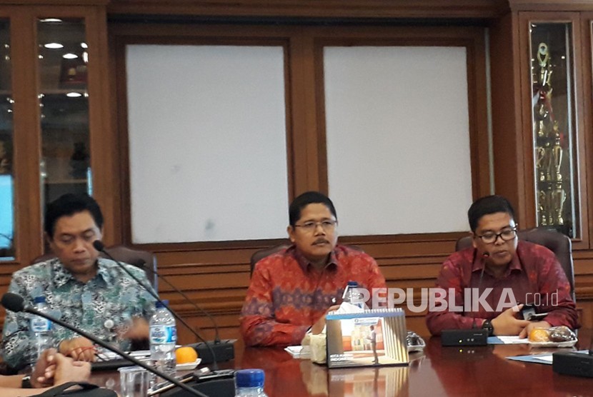 Kepala Kantor Perwakilan Bank Indonesia (KPwBI) Provinsi Bali, Causa Iman Karana memaparkan outlook ekonomi Bali 2018.