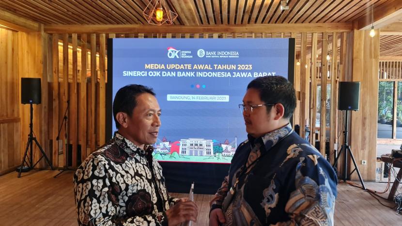 Kepala Kantor Regional II OJK Jawa Barat Indarto Budiwitono (kiri) berbincang-bincang dengan Kepala Perwakilan Bank Indonesia Jabar Erwin Gunawan Hutapea.