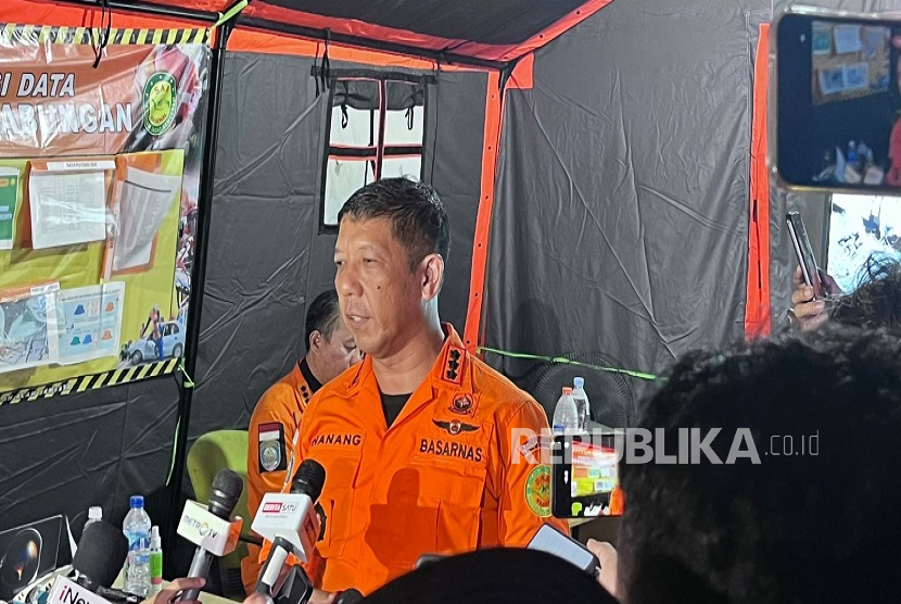 Kepala Kantor SAR Kelas A Surabaya sekaligus On Scene Commander (OSC), Nanang Sigit saat konferensi pers update data korban ambruknya Pondok Pesantren Al Khoziny di Posko SAR Gabungan, Jumat (3/10/2025).