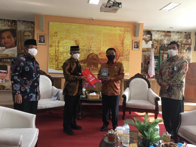 Kepala Kantor Staf Kepresidenan, Moeldoko, bersilaturahim ke PP Muhammadiyah, Jumat (2/10). Ia langsung ditemui oleh Ketua Umum PP Muhammadiyah, Haedar Nashir.