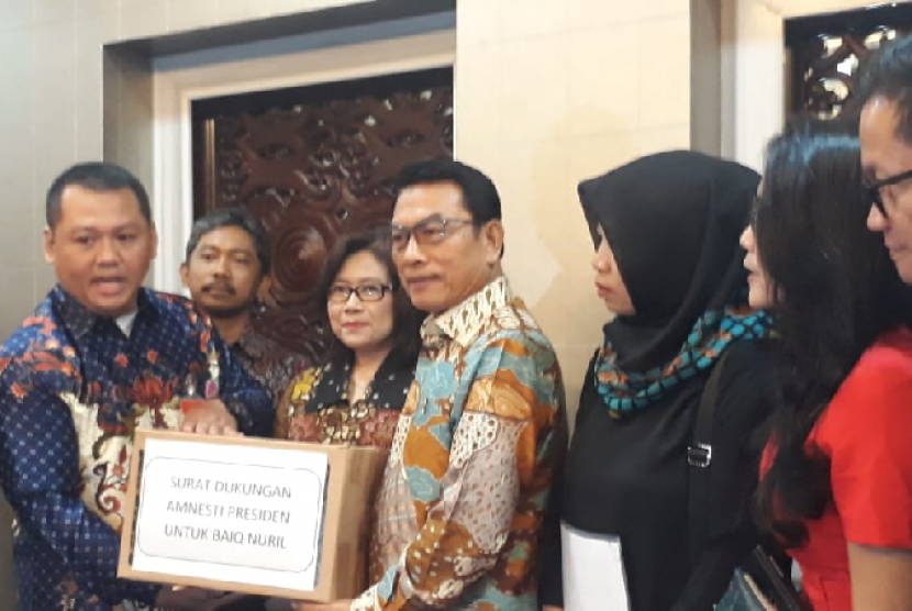 Kepala Kantor Staf Presiden (KSP) Moeldoko menerima pengajuan permohonan amnesti dan surat petisi serta dukungan dari masyarakat untuk Baiq Nuril di Gedung Bina Graha, Komplek Istana Presiden, Jakarta, Senin (15/7). 
