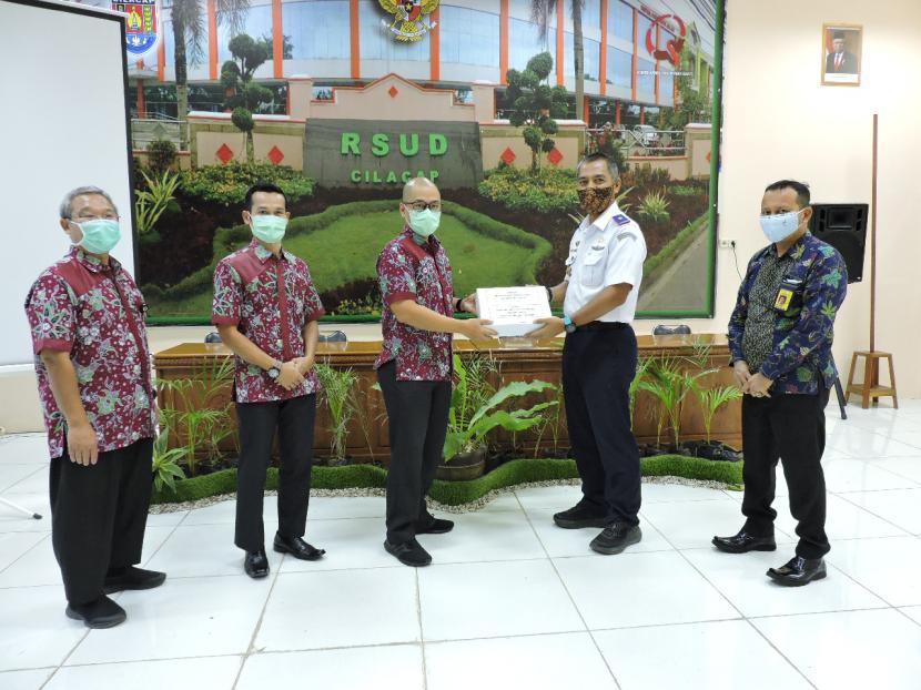 Kepala Kantor UPBU Kelas III Tunggul Wulung Cilacap, Capt. Renato Joelfian Joesaki menyerahkan bantuan kepada tenaga medis RSUD Cilacap. 