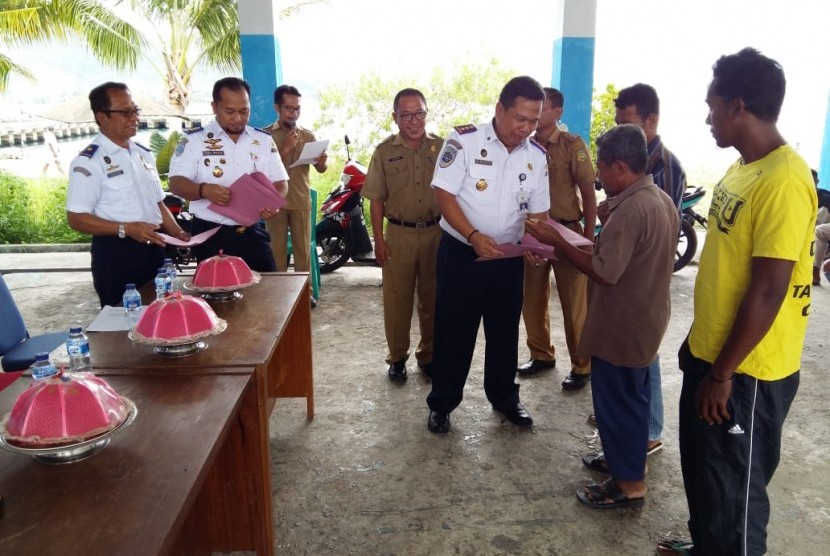 Kepala Kantor UPP Kelas I Bau-Bau, yang saat ini telah dilantik sebagai Kepala Distrik Navigasi Kelas I Samarinda, Subagiyo, menyerahkan sertifikat pas kecil kepada nelayan Baubau, Rabu (16/1).