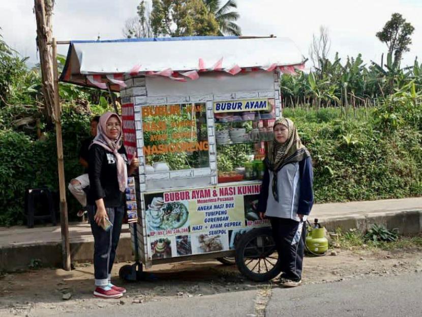 Kepala Kantor Urusan Agama (KUA) Kaliangkrik, Kabupaten Magelang, Jawa Tengah, Samsul Jaelani mengapresiasi perkembangan sepuluh pelaku usaha penerima manfaat program ekonomi umat.