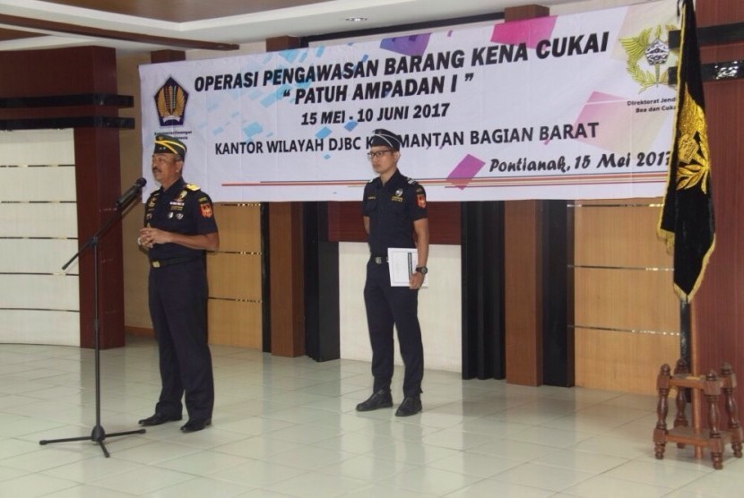 Kepala Kantor Wilayah Bea Cukai Kalimantan Bagian Barat, Saipullah Nasution, Senin (15/5) secara resmi membuka Operasi Barang Kena Cukai (BKC) dengan sandi operasi 'PATUH AMPADAN I'. 