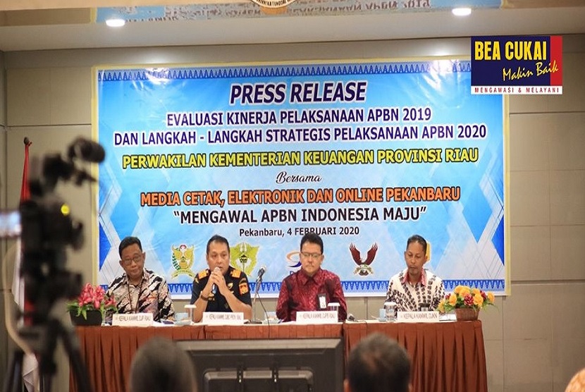 Kepala Kantor Wilayah Bea Cukai Riau, Ronny Rosfyandi memaparkan kinerja tahun 2019 dan rencana aksi untuk tahun 2020, pada Selasa (4/2) di Balai Diklat Keuangan Pekanbaru. Selain itu hadir pula Kepala Kantor Wilayah DJP Riau, Edward Hamonangan Sianipar