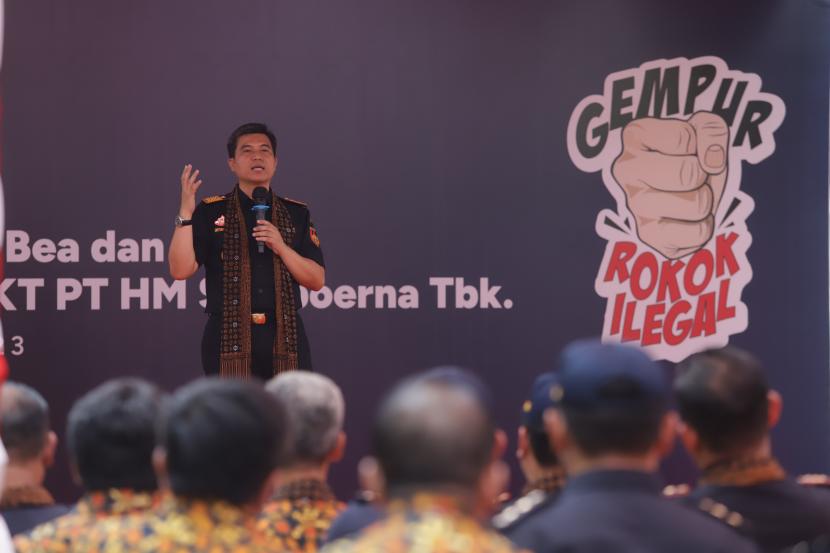Kepala Kantor Wilayah Bea dan Cukai Jawa Timur I Untung Basuki berbicara saat melakukan kunjungan kerja ke  fasilitas produksi Sigaret Kretek Tangan (SKT) PT HM Sampoerna Tbk (Sampoerna) di Jalan Rungkut Industri Raya, Surabaya, Selasa (10/10/2023). 