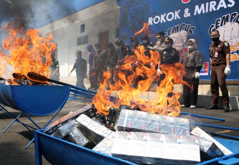 Kantor Wilayah Direktorat Jenderal Bea Cukai (DJBC) Banten melakukan pemusnahan barang bukti rokok ilegal hasil penindakan (ilustrasi).