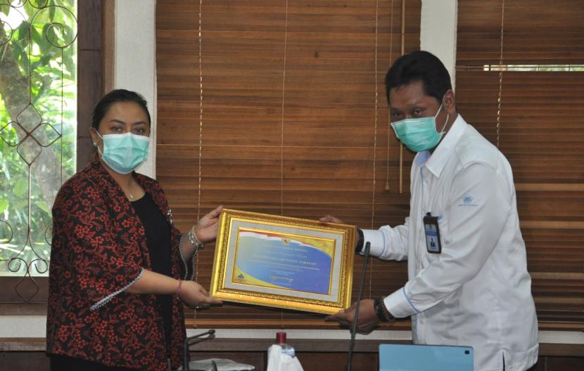 Kepala Kantor Wilayah Dirjen Pembendaharaan Provinsi Bali, Tri Budhianto (kanan) memberikan piagam penghargaan kepada Bupati Tabanan Ni Putu Eka Wiryastuti, di ruang rapat Bupati Tabanan, Senin (19/10).