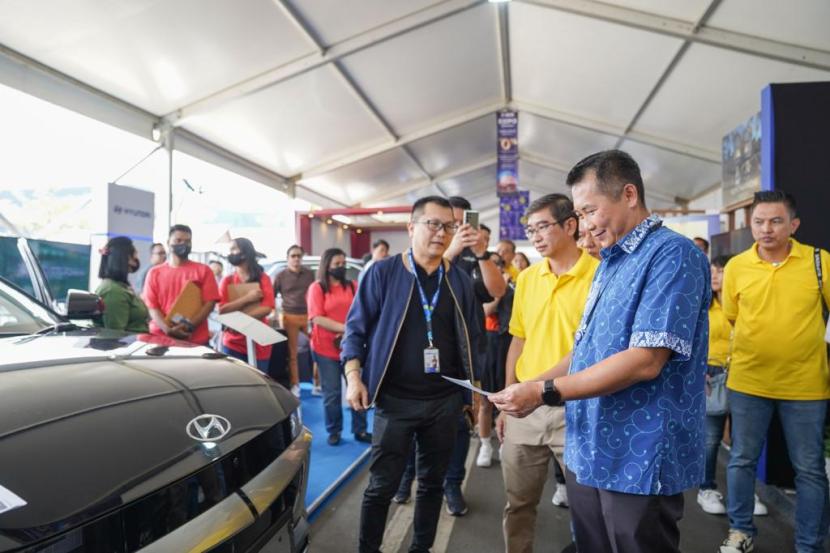 Kepala Kantor Wilayah I BCA Weminto Suryadi melihat-lihat satu kendaraan yang dipamerkan di BCA Expo 2023 di kota Bandung pada tanggal 16 hingga 17 September 2023.
