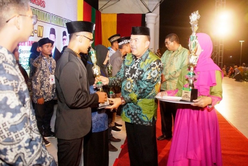 Kepala Kantor Wilayah (Kakanwil) Kemenag Aceh, M Daud Pakeh, menyerahkan hadiah ke para pemenang.
