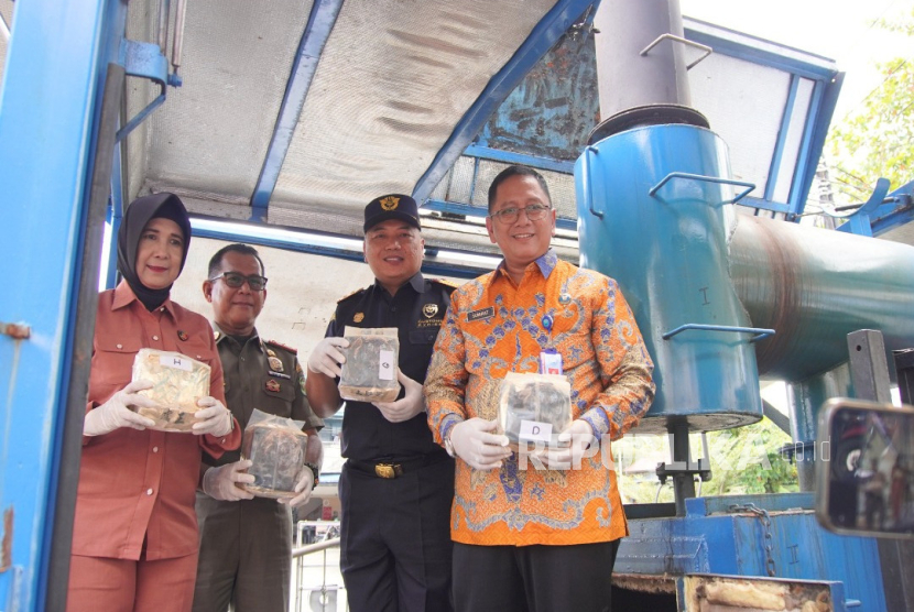 Kepala Kantor Wilayah (Kanwil) Bea Cukai Kalimantan Bagian Barat Imik Eko Putro menghadiri konferensi pers pemusnahan 16 kilogram barang bukti narkotika yang digelar oleh Badan Narkotika Nasional Provinsi (BNNP) Kalimantan Barat pada Selasa (4/3/2025).