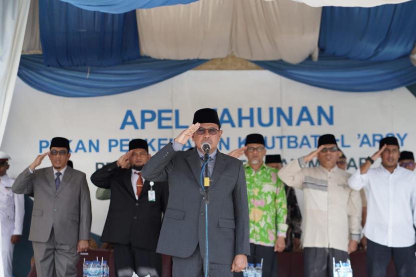 Kepala Kantor Wilayah Kementerian Agama Provinsi Aceh Iqbal  bertindak sebagai pembina upacara pada Apel Tahunan Pekan Perkenalan Khutbatul ‘Arsy Pesantren Modern Al-Manar Tahun 2022 di Aceh Besar, Ahad (21/8/2022).