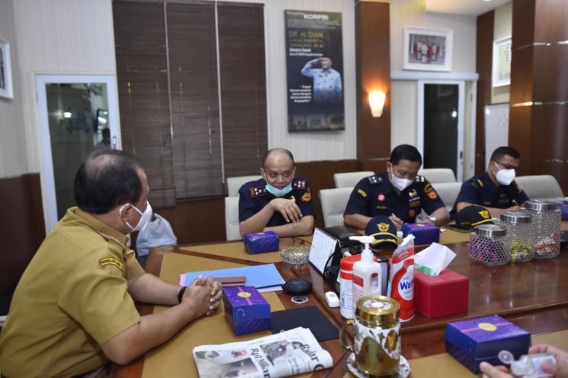 Kepala Kanwil Bea Cukai Riau, Agus Yulianto, melaksanakan kunjungan kerja gabungan bersama Bea Cukai Bengkalis ke Gubernur Riau, Syamsuar. 