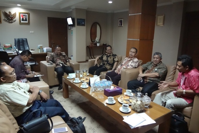 Kepala Kanwil Kemenag DKI Jakarta Abdurrahman saat menerima pengurus Indonesia Bermutu (IB) di kantornya, Jakarta, Jumat (13/5).