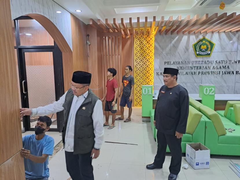 Kepala Kanwil Kemenag Jabar, H Ajam Mustajam sedang meninjau progres renovasi gedung Pelayanan Satu Pintu Kanwil Kemenag Jabar, Kamis (9/2).
