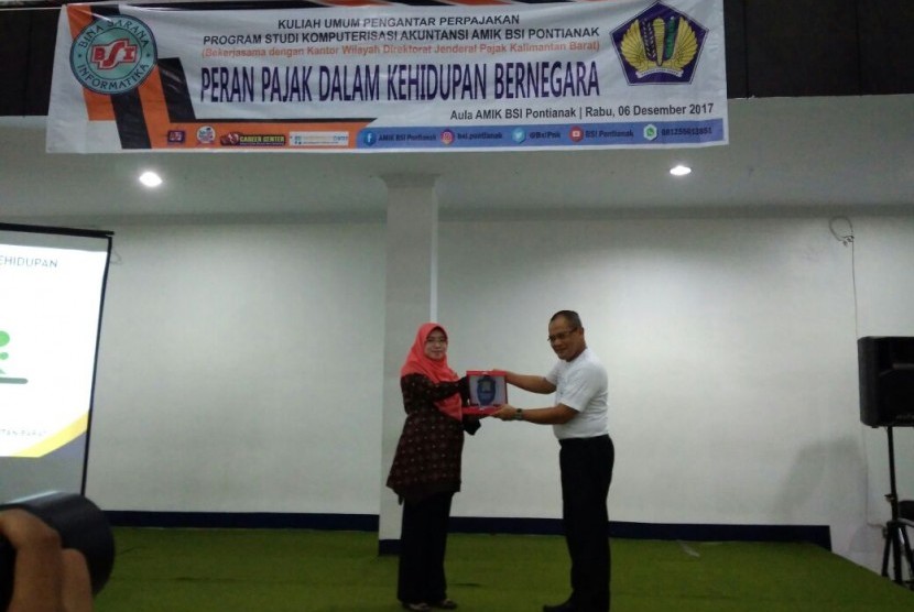 Kepala Kanwil Pajak Kalimantan Barat memberikan kuliah umum kepada mahasiswa AMIK BSI  Pontianak.