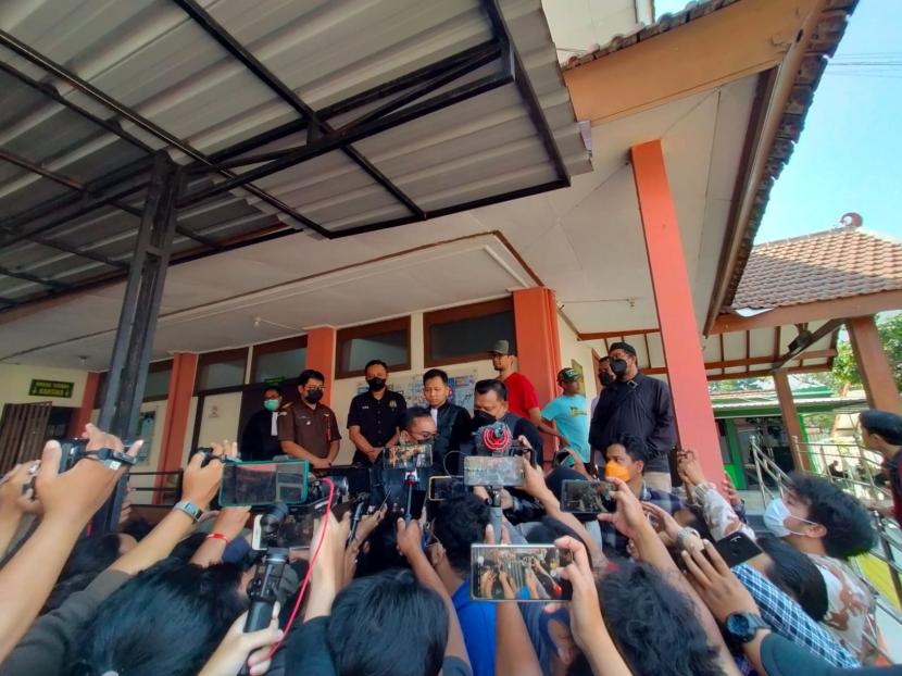 Kepala Kejaksaan Negeri (Kajari) Kota Batu, Agus Rujito memberikan keterangan pers mengenai hasil sidang tuntutan kasus kejahatan seksual yang dilakukan terdakwa JE di Pengadilan Negeri (PN) Kota Malang, Rabu (27/7/2022). 