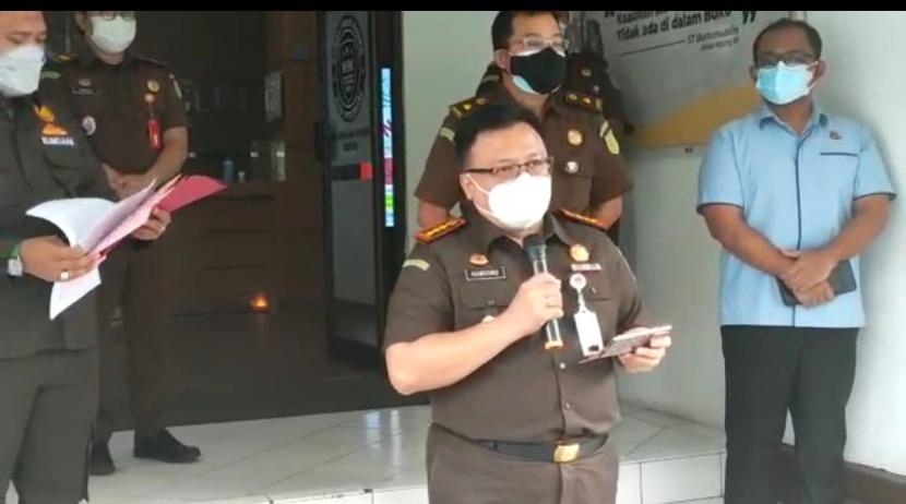 Kepala Kejaksaan Negeri (Kajari) Kota Depok, Sri Kuncoro mengumumkan penetapan tersangka kepada Lurah Pancoranmas yang dianggap melanggar PPKM saat menggelar pesta pernikahan.