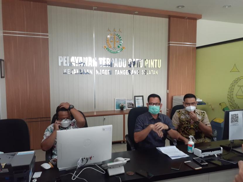 Kepala Kejaksaan Negeri (Kajari) Kota Tangerang Selatan Aliansyah (tengah) menyampaikan perkembangan kasus dugaan penyalahgunaan dana hibah tahun 2019 komite olahraga nasional indonesia (Koni) Tangsel di kantor Kejaksaan Negeri Kota Tangsel, Jumat (4/6).