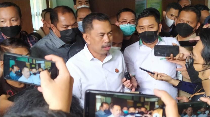 Kepala Kejaksaan Tinggi Jawa Barat Asep Mulyana memberikan keterangan pers usai mengikuti sidang lanjutan kasus pelecehan seksual dengan tersangka Herry Wirawan di Pengadilan Negeri Bandung, Selasa (21/12). 